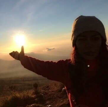 Masayu Anastasia saat sunrise di Gunung Rinjani