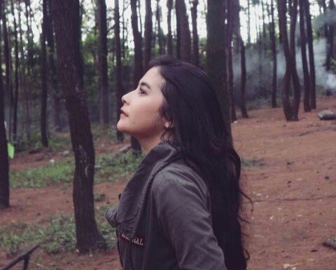 Traveling Prilly Latuconsina mendaki gunung