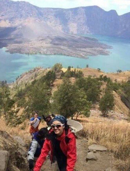 Raline Shah mendaki gunung Rinjani