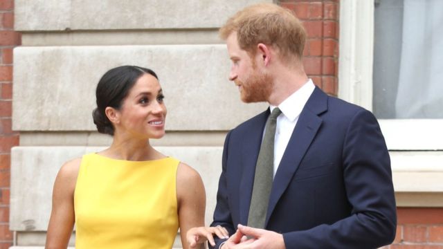 10 Foto Meghan dan Prince Harry Ini Bikin Kamu Mengamini. Bahwa Cinta Tumbuh Subur dari Tatapan Mata