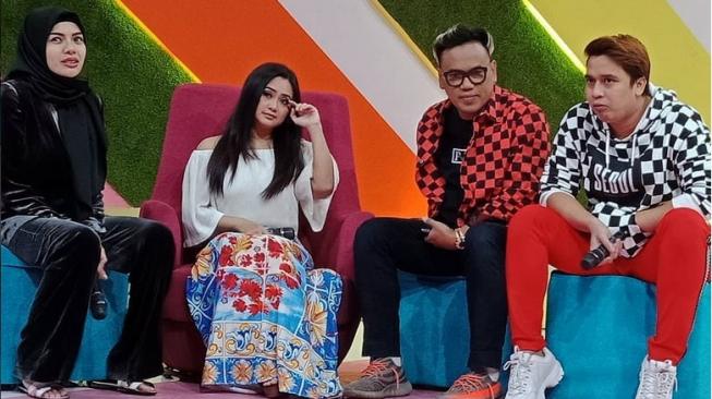 KPI Akhirnya Tegur Stasiun TV yang Tayangkan Penggerebekan Angel Lelga. Nggak Mendidik Sih!