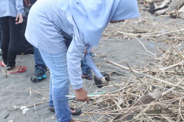 Bersih pantai via dokumentasi pribadi