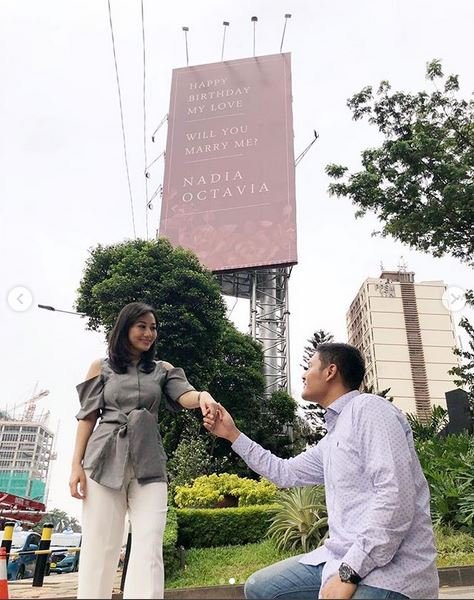 Foto Cewek Dilamar Pakai Billboard Jadi Viral, Warganet: Kasihan Finansial Cowok yang Pas-Pasan~