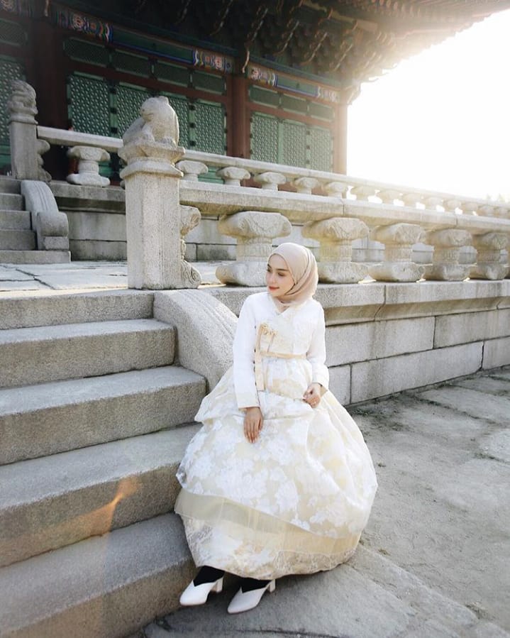 Mengulik Cantiknya 12+ Selebritas dan Instagram Darling yang Tampil dalam Balutan Hanbok Khas Korea. Kamu Pasti Jadi Mupeng Juga