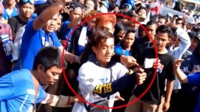 6 Gotong Royong Kekinian ala Indonesia yang Justru Bikin Miris. Saling Bahu-Membahu Langgar Aturan