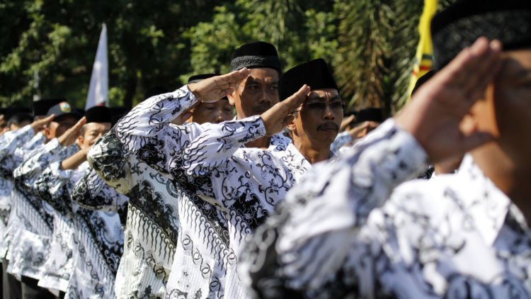 Guru-Guru yang Mengabdi di Negeri Ini