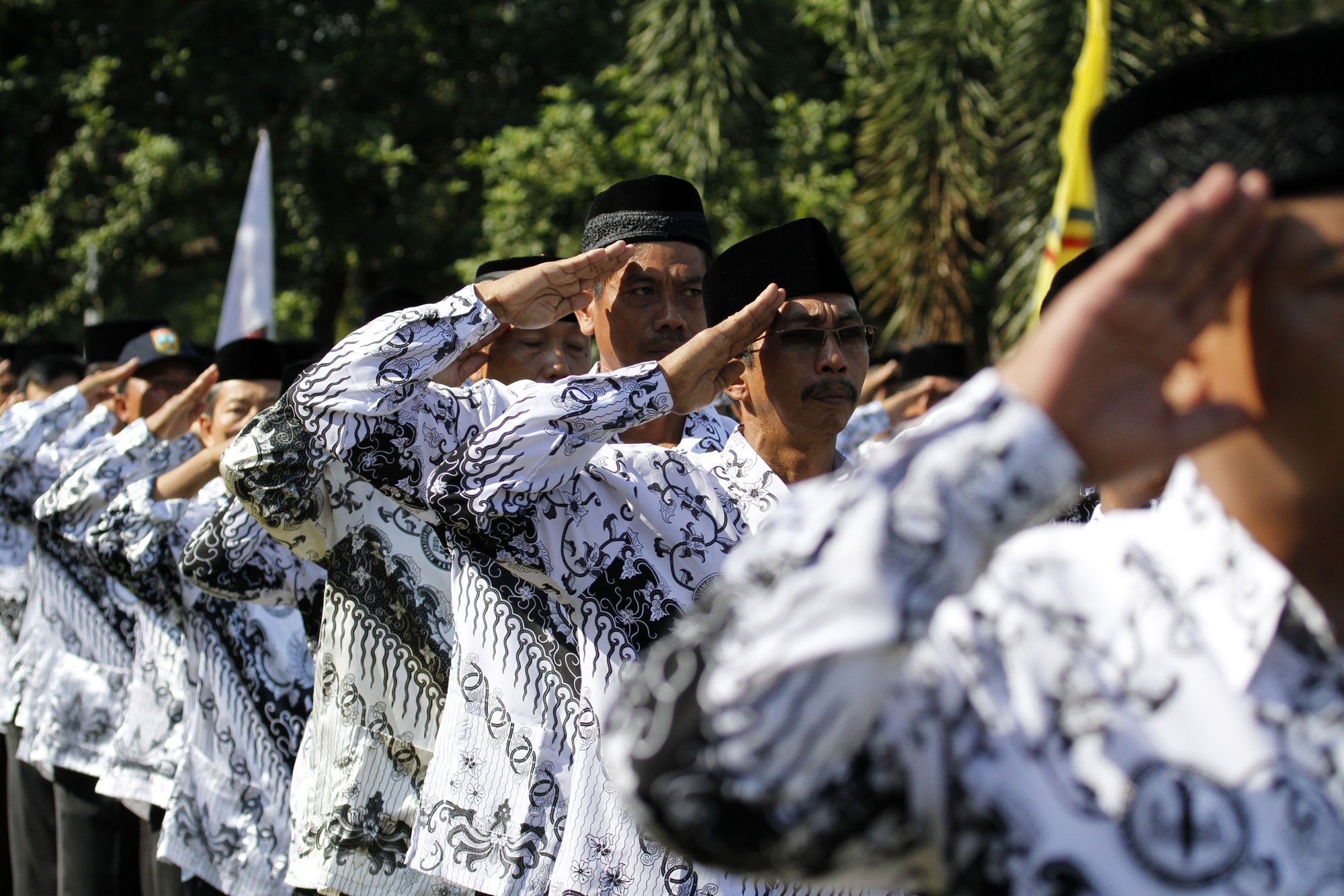 Guru-Guru yang Mengabdi di Negeri Ini