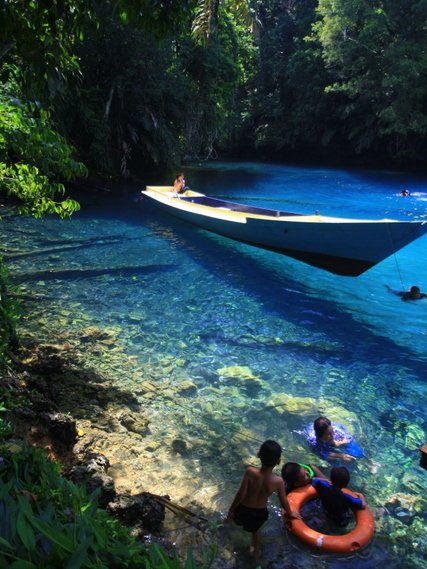 7 Alasan Kamu Harus Liburan ke Labuan Cermin. Surga Tersembunyi yang Airnya Sebening Kaca!