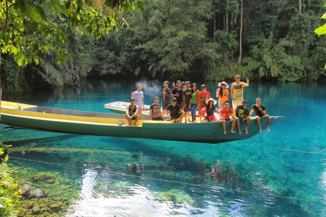 7 Alasan Kamu Harus Liburan ke Labuan Cermin. Surga Tersembunyi yang Airnya Sebening Kaca!