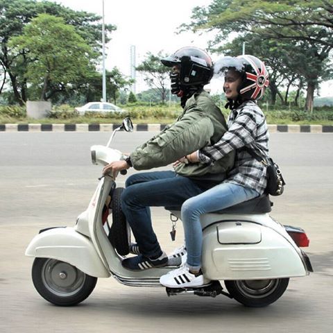 Romantisme berduaan di atas motor