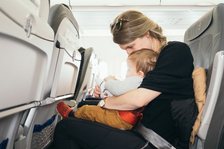 8 Panduan Simpel Membawa Bayi Naik Pesawat Pertama Kali. Jangan Panik Duluan!