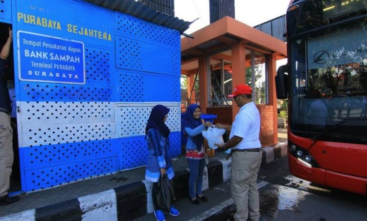 Begini Enaknya Bisa Naik Bus Bayar Pakai Sampah di Surabaya. Semoga Daerah Lain Segera Menyusul Ya