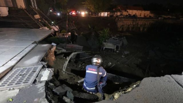 Ngeri! Jalan Gubeng, Surabaya Mendadak Ambles Hingga Sedalam 15 Meter. Inilah Penyebabnya