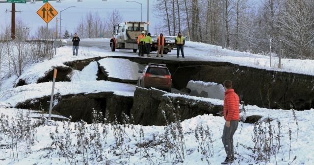 Cuma Butuh 4 Hari, Jalan Alaska yang Terbelah Akibat Gempa Selesai Diperbaiki. Inilah 4 Rahasianya