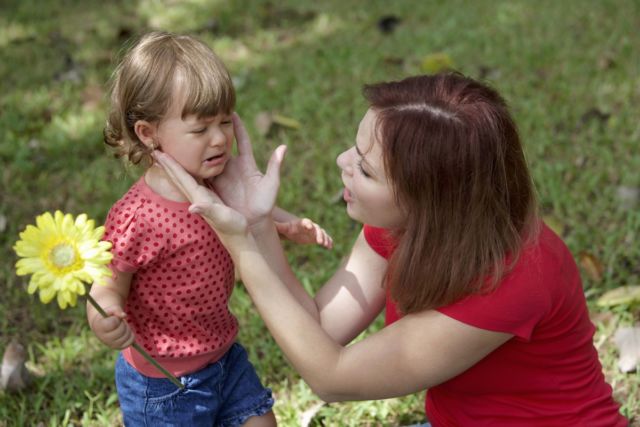 Nggak Usah Malu atau Bingung, Ini 7 Trik Menenangkan Bocah yang Nangis Guling-Guling di Tempat Umum