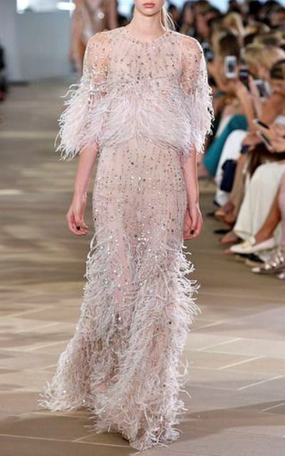 10 Inspirasi Feathered Wedding Dress, Gaun Pernikahan dengan Aksen Bulu-bulu yang Unik nan Menawan