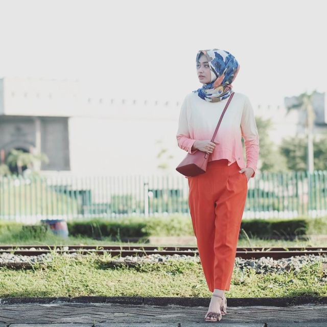 11 Padu Padan Hijab Sesuai Tren Warna 2019. Nggak Harus Beli Baru, Bongkar Lemari Aja!