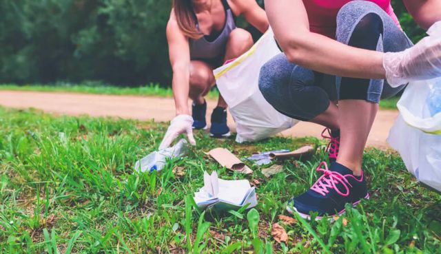 4 Fakta Soal Olahraga 'Plogging'. Nggak Hanya Sehat, Olahraga Ini Juga Bikin Lingkungan Bersih