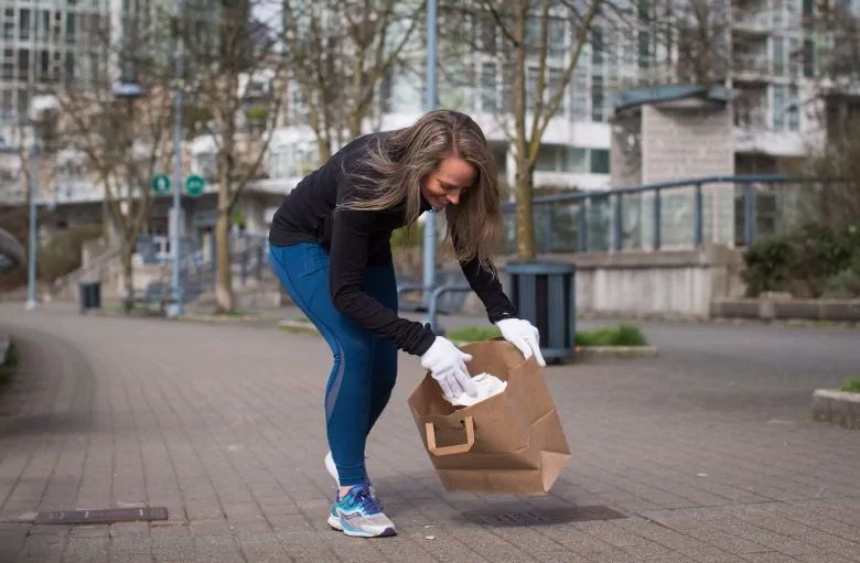 4 Fakta Soal Olahraga 'Plogging'. Nggak Hanya Sehat, Olahraga Ini Juga Bikin Lingkungan Bersih