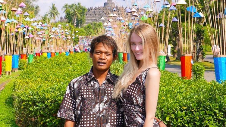 Potret Kemesraan Nur Khamid-Polly, Pasangan Beda Negara yang Bertemu di Bali. Jomblo Jangan Baper!