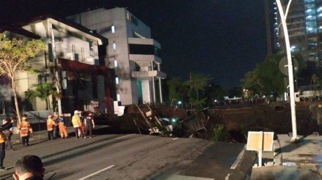 Ngeri! Jalan Gubeng, Surabaya Mendadak Ambles Hingga Sedalam 15 Meter. Inilah Penyebabnya