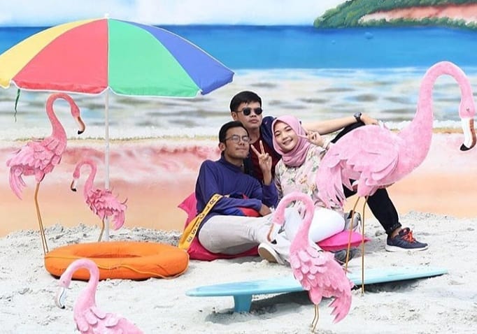 Ada Pantai di Tengah Kota di Wahana 'This Is Me', Surganya Pecinta Selfie di Bandung. Keren Banget Nih!