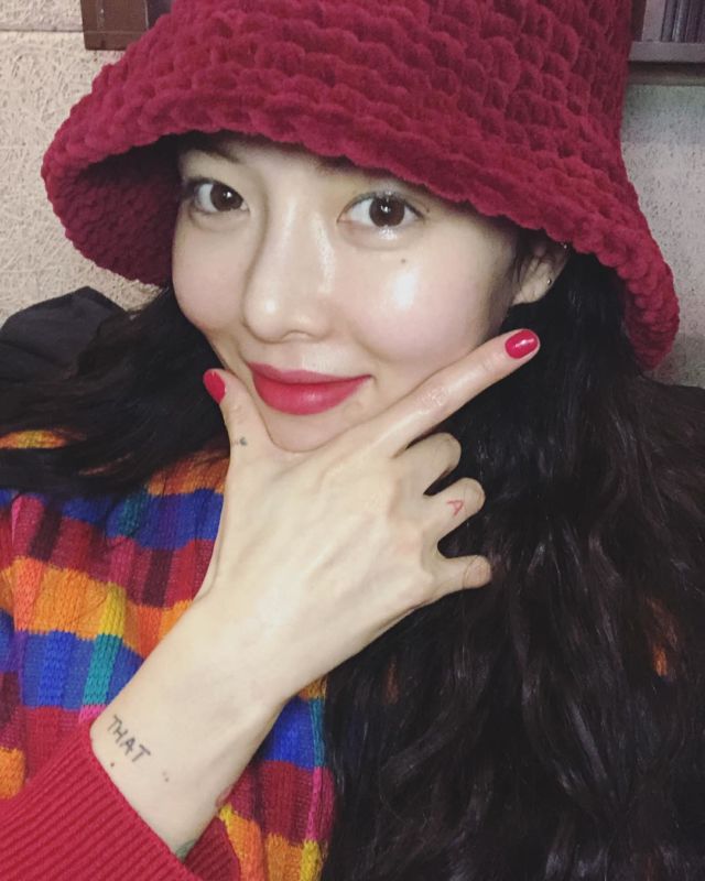 Penyanyi Kim Hyun-ah alias Hyuna juga menggunakan gaya pistol saat selfie.