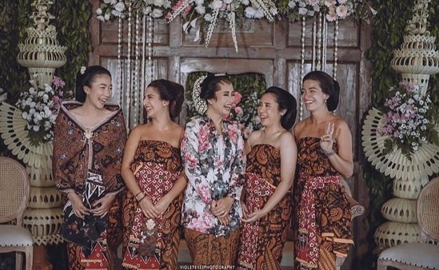 7 Fakta yang Jadi Sebenar-benarnya Alasan Kenapa Busana Bridesmaid Harus Seragam dan Kompakan