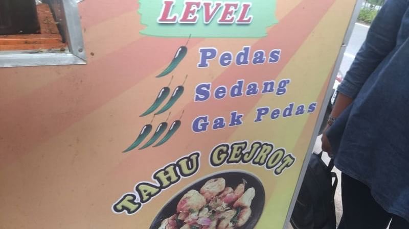 Bukannya Kasih Petunjuk, 17 Spanduk dan Tulisan ini Malah Bikin yang Baca Kebingungan. Ngelawak nih~