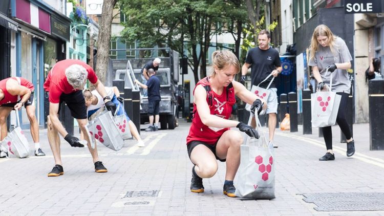 4 Fakta Soal Olahraga ‘Plogging’. Nggak Hanya Sehat, Olahraga Ini Juga Bikin Lingkungan Bersih