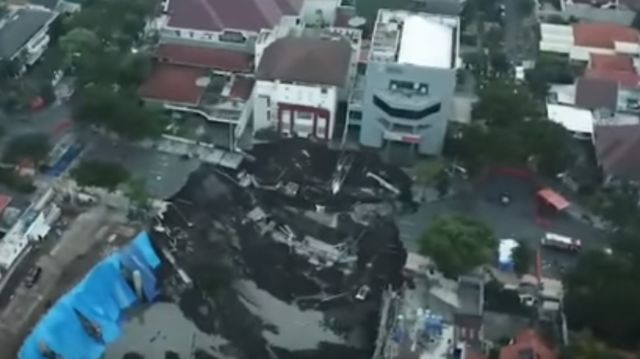 Ngeri! Jalan Gubeng, Surabaya Mendadak Ambles Hingga Sedalam 15 Meter. Inilah Penyebabnya