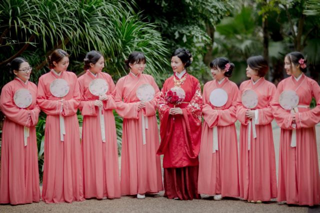 7 Fakta yang Jadi Sebenar-benarnya Alasan Kenapa Busana Bridesmaid Harus Seragam dan Kompakan