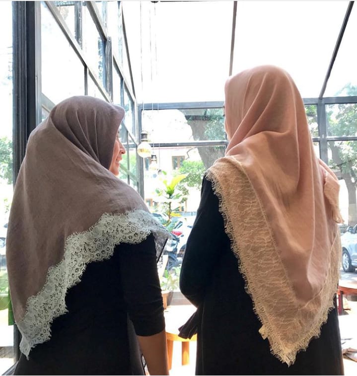 10 Ide Variasi Hijab Brokat Ciamik Buat Kondangan. Manisnya~