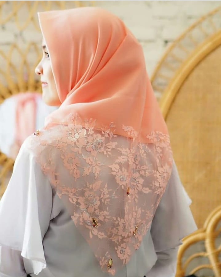 10 Ide Variasi Hijab Brokat Ciamik Buat Kondangan. Manisnya~