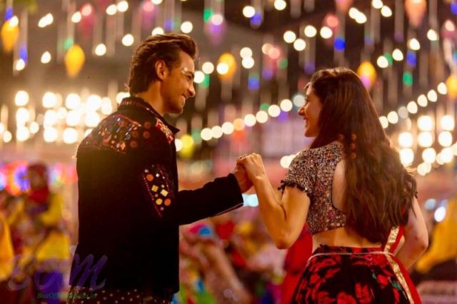 12 Scene Romantis Ala India yang Nggak Kalah Bikin 