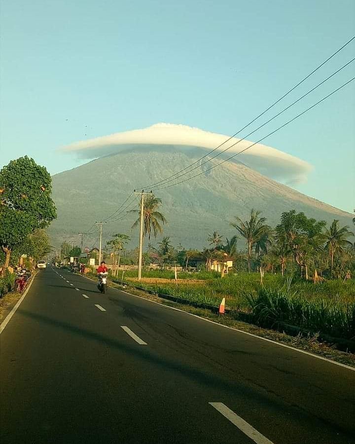 Fenomena Gunung Semeru 'Bertopi' yang Viral di Sosial Media. Pak Sutopo: Bisa Buat Foto Prewedding