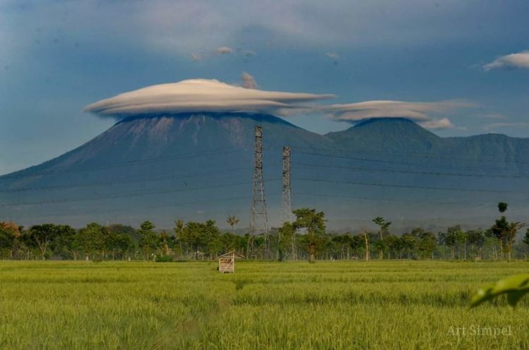 Fenomena Gunung Semeru 'Bertopi' yang Viral di Sosial Media. Pak Sutopo: Bisa Buat Foto Prewedding