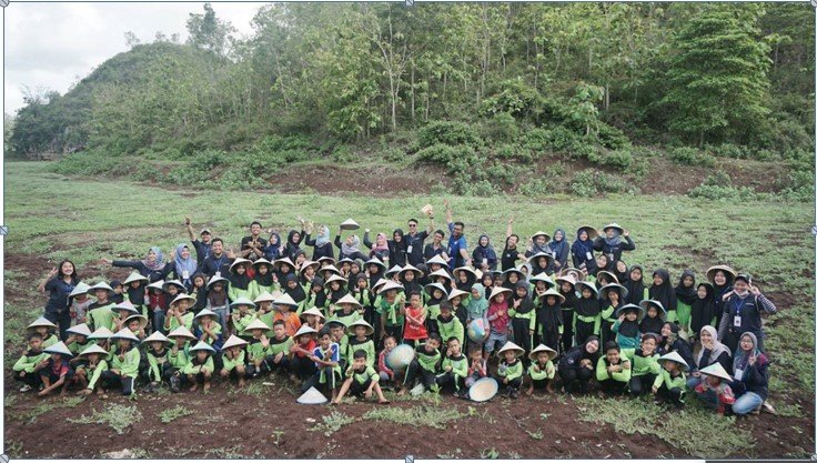 Salut! Prodi Ilmu Komunikasi Strategis UNY 2016 Menanam 2000 Pohon untuk Gunung Kidul