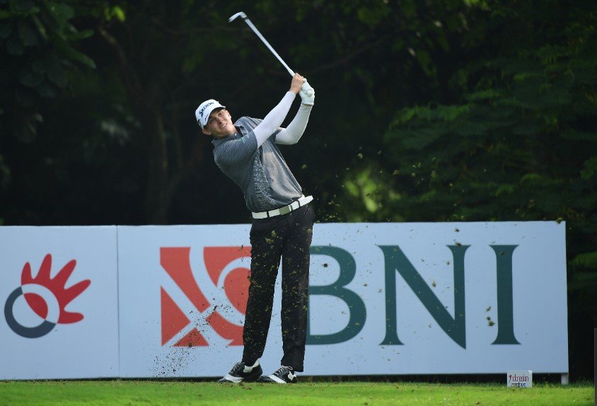 Hebat! John Catlin, Sang Pemain Golf Handal Memimpin di Royale Jakarta Golf Club