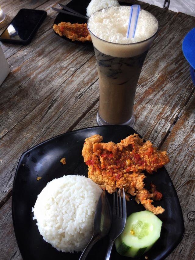 Ayam Geprek dan Es Cincau nih