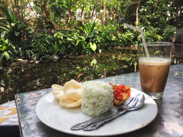 Segarnya pemandangan sambil makan