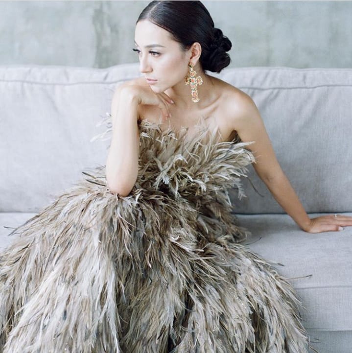 10 Inspirasi Feathered Wedding Dress, Gaun Pernikahan dengan Aksen Bulu-bulu yang Unik nan Menawan