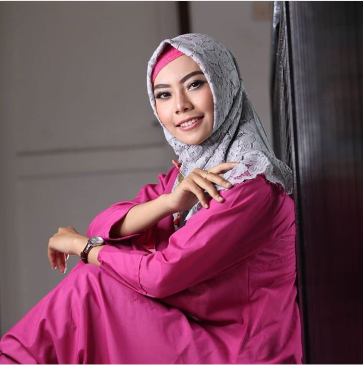 10 Ide Variasi Hijab Brokat Ciamik Buat Kondangan. Manisnya~