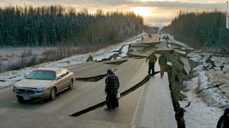 Gempa 7 SR & Seribu Gempa Susulan Landa Alaska. Ini 10 Potret Kerusakannya, Jalanan Sampai Terbelah!