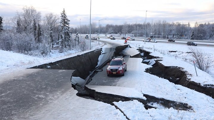 Gempa 7 SR & Seribu Gempa Susulan Landa Alaska. Ini 10 Potret Kerusakannya, Jalanan Sampai Terbelah!