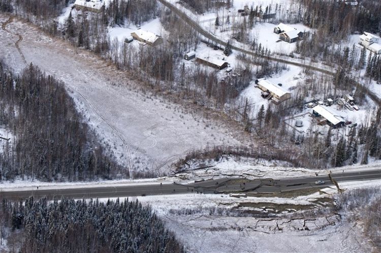 Gempa 7 SR & Seribu Gempa Susulan Landa Alaska. Ini 10 Potret Kerusakannya, Jalanan Sampai Terbelah!