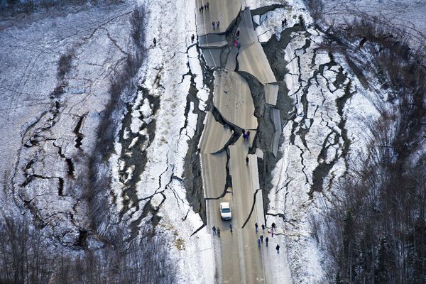 Gempa 7 SR & Seribu Gempa Susulan Landa Alaska. Ini 10 Potret Kerusakannya, Jalanan Sampai Terbelah!