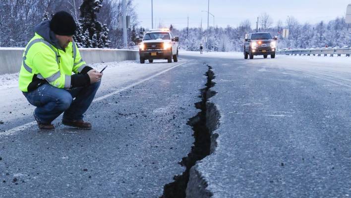 Gempa 7 SR & Seribu Gempa Susulan Landa Alaska. Ini 10 Potret Kerusakannya, Jalanan Sampai Terbelah!