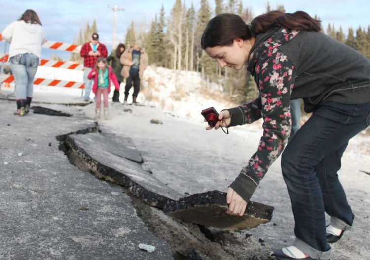 Gempa 7 SR & Seribu Gempa Susulan Landa Alaska. Ini 10 Potret Kerusakannya, Jalanan Sampai Terbelah!