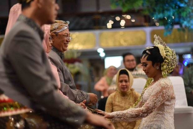 Nikah Itu Murah, yang Mahal Gengsinya. Suhay Salim Saja Pakai Jeans Pas Ijab Kabul di KUA